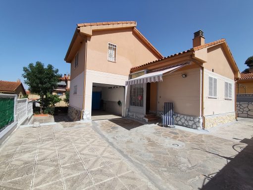 Acceso principal a la vivienda Chalet en Montejaral