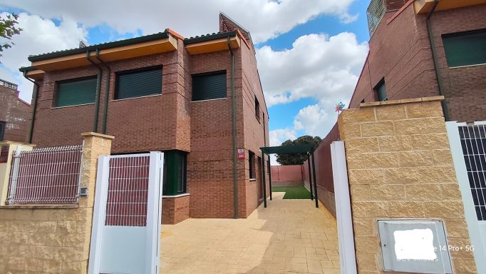 Acceso a la vivienda y garaje